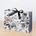Bloemige geschenkzak met zwarte strik, elegante papieren verpakkingzak voor zakelijke geschenken. - Kleine Horizontale Stijl / 0114 Zwarte Lint