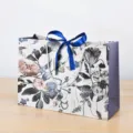 Elegante bloemvormige papiercadeautas met blauwe strik en touwhandvatten voor verpakking - Kleine Horizontale Stijl / 0114 Donkerblauwe Lint