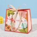 Festieve bloemige papieren geschenkzak met lint en handvatten voor vakantieverpakking. - Klein (18x10x16cm) / Roze Achtergrond Gouden Lint