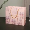 Roze papieren cadeauzak met eucalyptusblad patroon en gouden handgrepen voor cadeaus. - Kleine Maat 14x15x7cm / Roze Eucalyptusblad