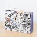 Luxe papieren cadeauzak met bloemenprint en strik, perfecte verpakking voor verjaardagen en feesten. - Kleine Horizontale Stijl / 0114 Gouden Lint