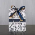 Sac cadeau floral rétro avec un ruban bleu et or, élégant sac en papier pour les fêtes. - Floral Vertical (Sans Texte) Ruban Bicolore / Petit (20x15x7cm)