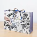 Papieren cadeautas met bloemenmotief en lint voor verjaardagsfeestjes en vieringen. - Kleine Horizontale Stijl / 0114 Gouden & Donkerblauwe Lint