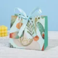 Cadeautas van papier met strik voor verjaardag, moederdag en feestelijke verpakking. - Blauwe Achtergrond Blauwe Lint