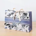 Elegante cadeauzak van papier met bloemenprint en strik voor verjaardag en afstudeerfeest. - 0115 Gouden Lint / S
