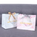 Gemarmerde cadeaupapierzakjes met striklint handgrepen voor feesten en zakelijke evenementen - 069 Roze Zilver Strik / Medium 25x20x12cm