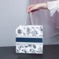 Blauw-witte bloemen papieren geschenkzak met handvatten, elegant botanisch ontwerp voor feest. - Nieuw Bloemen Effen Zonder Lint