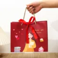 Leraar cadeautas rode papierverpakking met strik en schattig leraarontwerp voor feest. - S / Rood