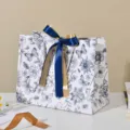 Papieren cadeautas met blauw en goud lint voor feestdagen en kledingverpakking. - Nieuw Bloemen Donkerblauw Lint Gouden Lint / Klein Horizontaal L18 H16 B10cm