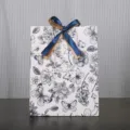 Bloemen papier cadeautas met een elegante blauwe lint voor feestelijke verpakking. - Nieuw Bloemen Verticaal Effen Tweekleurig Lint