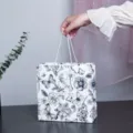 Papieren Cadeauzak met Bloemenmotief en Vlinder Design Draagtas voor Vakantie Cadeau Verpakking - Nieuw Bloemen Belettering Zonder Lint / Klein L14 H15 B7cm