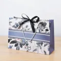 Elegante borsa regalo di lusso in carta con stampa floreale blu e un bel fiocco nero. - Nastro Nero 0115