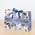 Busta regalo floreale con fiocco blu, sacchetto di carta per imballaggio commerciale e regali. - Nastro Blu Marino 0115
