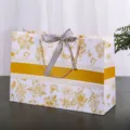 Bloemen Papier Cadeauzakje met Gouden Strik en Handvatten voor Verpakking en Modekleding - Goud Bloemen zonder Tekst (Zilveren Lint)