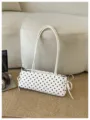 Bolso de hombro de lunares blancos, elegante bolso baguette con lazos y asas finas. - Sin colgante / Blanco
