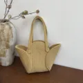 Gewebte Damentasche in blütenblattform, stilvolle Stroh-Schultertasche für Alltag und Reise. - Khaki