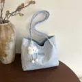 Bolso tote azul claro con estampado de estrellas, asas trenzadas y colgante de felpa nube. - Estilo Azul (Con Colgante)