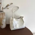 Bolso blanco elegante con patrón de estrellas, asa trenzada y colgante de nube para uso diario. - Blanco Con Colgante