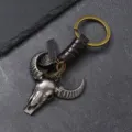 Llavero de calavera de toro de metal retro con correa de cuero trenzado, detalle fino. - Plata Antigua