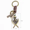 Llavero de calavera de cuero de vaca retro galvanizado verde antiguo regalo hombre vista detallada - Estilo de Cuerda de Cuero / Marrón