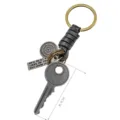 Porte-clés vintage en cuir avec pendentif en métal et étiquette gravée, accessoire rétro. - Style Rétro Grande Clé en Corde de Cuir (Style A) / 8.9cm de Long
