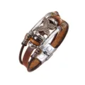 Pulsera de cuero multicapa vintage con dije de mariposa, cuentas de madera y cierre de acero. - Diseño de Mariposa / Marrón