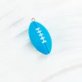 Primer plano detallado de un colgante de mini balon de futbol azul con detalles blancos. - Precio Individual / Azul cielo