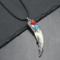 Collar con colgante de cuerno de resina retro vintage con incrustaciones de piedra roja y turquesa. - Con Collar / Blanco