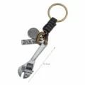 Llavero vintage de mini llave inglesa con dije de calavera y correa de cuero. - Cuero Negro Simple