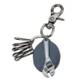 Llavero de llave inglesa retro de metal con colgante de calavera, accesorio único. - Estilo Bloque de Cuero