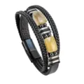 Detalle en primer plano del brazalete de cuero trenzado multicapa para hombre con ojo. - Estilo Trenzado Doble Piedra Natural Amarilla (E)