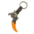 Llavero vintage de diente de lobo con cuerda de cuero trenzado, dije de cabeza de león y placa. - Cabeza de león