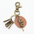 Llavero de rifle de aleación de bronce antiguo accesorio de juego colgante llavero. - Estilo de Bloque de Cuero / Como se muestra