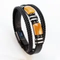 Primer plano detallado de la pulsera de cuero trenzado negro multicapa con ojo de tigre amarillo. - Estilo Trenzado Ojo de Tigre Amarillo (A)