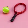 Vista dettagliata di racchetta e pallina da tennis in miniatura, accessorio per casa delle bambole. - Rosso (Racchetta senza Perno, Palla con Perno)