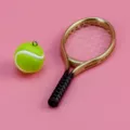 Mini set racchetta e pallina da tennis, perfetto per accessori da casa delle bambole e decorazioni. - Oro (Racchetta senza Perno, Palla con Perno)