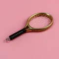 Mini racchetta da tennis portachiavi casa delle bambole accessorio ciondolo metallo sport giocattolo - Racchetta Dorata con Perno
