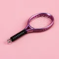 Dettaglio portachiavi mini racchetta da tennis, simpatico accessorio per casa delle bambole. - Racchetta Viola con Perno