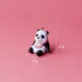 Süßer Cartoon Panda Anhänger Detailansicht, schöne Harz Tierfigur mit Metallaufhängung. - Schal Panda