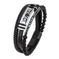 Primer plano detallado de una pulsera de cuero punk multicapa con placa de metal de calavera. - 21cm / Calavera