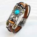 Primer plano de pulsera de cuero genuino multicapa con dije de flor turquesa y cierre de acero. - Turquesa Redonda / Marrón