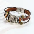 Primer plano detallado de pulsera de cuero genuino multicapa con colgante de girasol vintage. - Girasol / Marrón