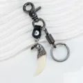 Vintage Adlerkopf Schlüsselanhänger Detail mit Metallkarabiner, Lederriemen und Zahnanhänger. - Federverschluss Schwarz