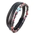 Primer plano detallado de la pulsera de cuero multicapa con cuentas y cruz de metal. - Turquesa Roja