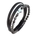 Vista detallada de la pulsera de cuero multicapa trenzada con colgante de cruz y cierre magnético. - Cuentas Grises