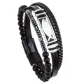 Vista detallada de una pulsera de cuero multicapa para hombre con cuentas negras y pez metal. - Estilo Dije Pez (HTB0846) / Longitud por Defecto 21CM