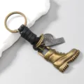 Detalle del llavero de bota de cuero trenzado vintage con colgante de aleación. - Anillo Plano Estándar Negro