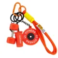 Set de llavero miniatura temático de fitness con mancuerna shaker y colgante de disco de pesa. - Naranja
