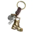 Llavero de bota de aleación vintage con cordón de cuero trenzado y colgante grabado. - Anillo Plano Estándar Marrón