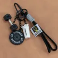 Llavero de fitness con mini mancuerna disco de peso botella mezcladora colgante - Negro